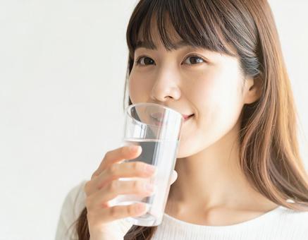 水を飲む美しい日本人女性、水分補給の写真