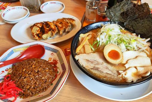 ラーメンと餃子と黒チャーハンのセット ラーメンと餃子と黒チャーハンのセット ラーメン,餃子,チャーハンの写真素材