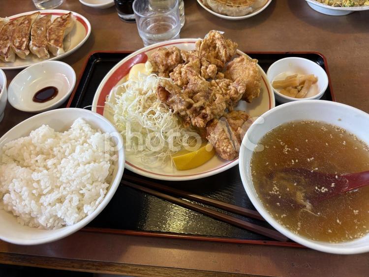 唐揚げ定食 ランチ,唐揚げ定食,定食の写真素材