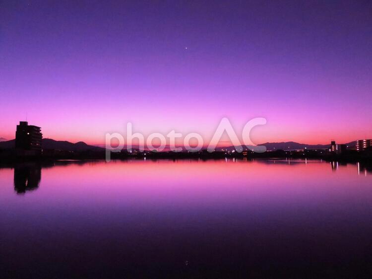 秋の池の朝焼け 背景,朝焼け,池の写真素材