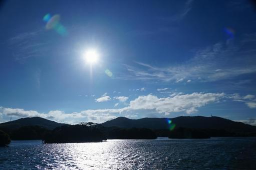 朝陽のさす貯水池の風景 朝陽のさす貯水池の風景の写真
