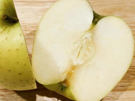 りんご（シナノゴールド）を半分に１１ りんご,シナノゴールド,半分の写真素材