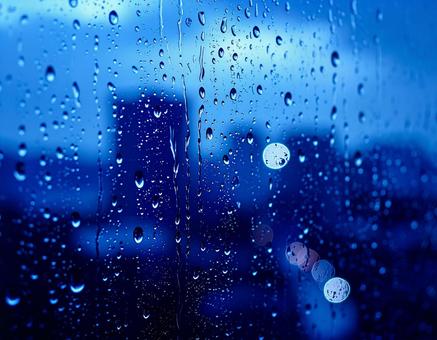 雨に濡れた窓ガラス 雨に濡れた窓ガラスの写真