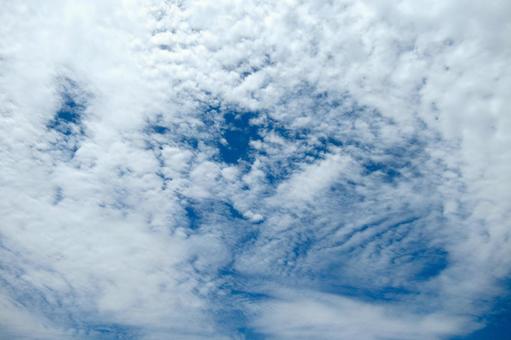 渦状、鱗状、様々な表情を見せる6月の雲 渦状、鱗状、様々な表情を見せる6月の雲の写真