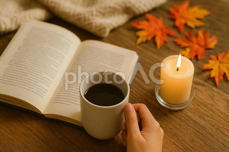 秋の室内（読書・カフェ）・コーヒー・手元 秋,室内,読書の写真素材