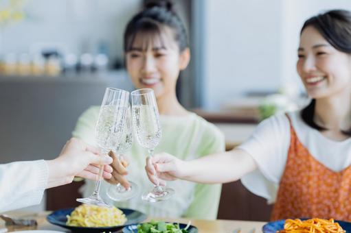 女子会で乾杯をする若い女性 女子会で乾杯をする若い女性 乾杯,女子会,女性の写真素材