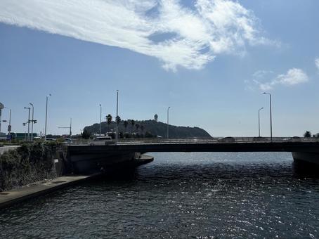 橋の向こうに江ノ島をみる 橋の向こうに江ノ島をみる 江ノ島,鎌倉,湘南の写真素材