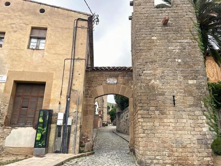 ペドラルベス修道院への道(バルセロナ) ペドラルベス修道院への道(バルセロナ) バルセロナ,スペイン,ペドラルベス修道院の写真素材