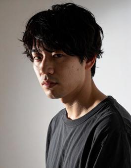 謎めいた雰囲気の男性の写真