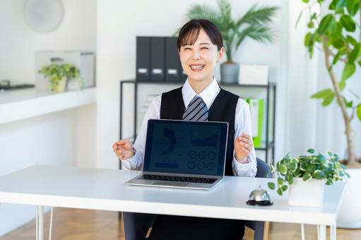 受付のビジネスウーマン 受付,女性,笑顔の写真素材