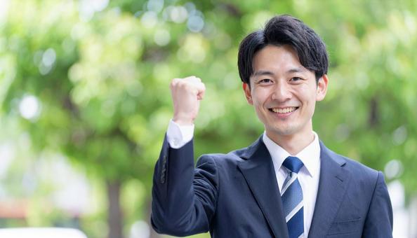 拳を突き上げる日本人ビジネスマン 拳を突き上げる日本人ビジネスマンの写真