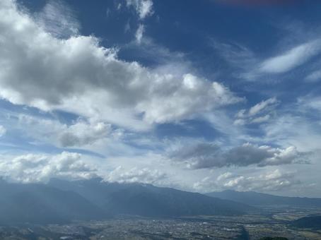 青空と広がる雲海を見下ろす山頂風景 青空と広がる雲海を見下ろす山頂風景の写真