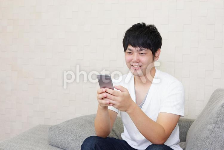 スマホを持つ男性 スマホ,スマートフォン,アイフォンの写真素材