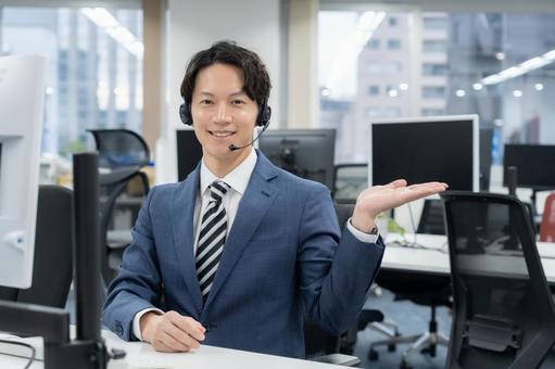 オフィスで仕事をするオペレーター オフィスで仕事をするオペレーター オペレーター,コールセンター,ビジネスの写真素材