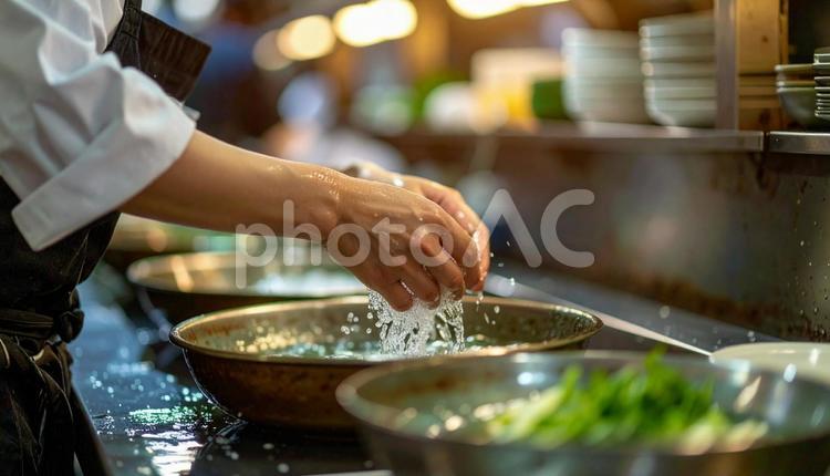 レストランの洗い場で皿を洗うスタッフの手 厨房,キッチン,飲食店の写真素材