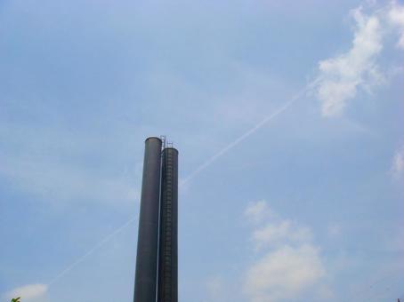 青空と煙突 青空,空,煙突の写真素材