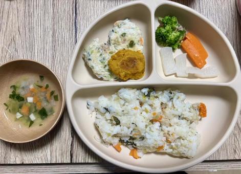 生後10ヶ月の赤ちゃんご飯 生後10ヶ月の赤ちゃんご飯 離乳食,手づかみ,おやきの写真素材