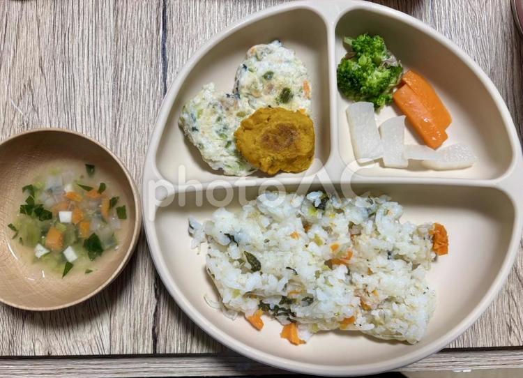 生後10ヶ月の赤ちゃんご飯 離乳食,手づかみ,おやきの写真素材