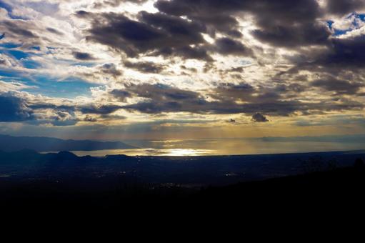 湖に差す神々しい光 湖に差す神々しい光 神々しい光,湖,夕方の写真素材