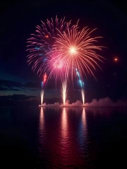 海の上での打ち上げ花火 海の上での打ち上げ花火の写真