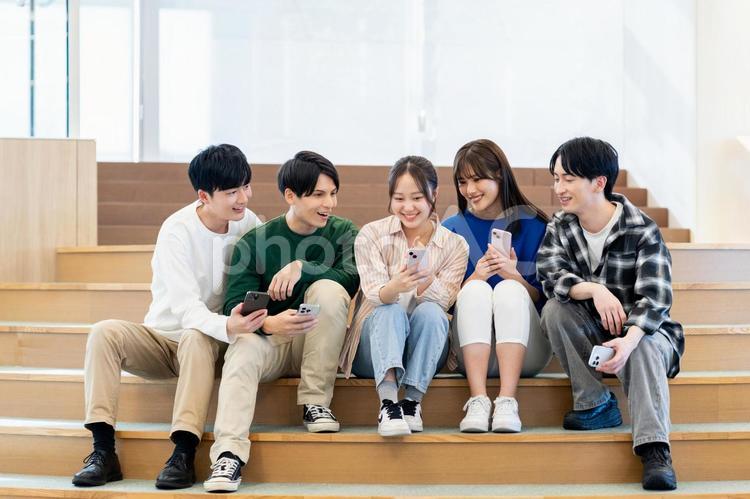 スマホを見る大学生の男女 スマホ,大学生,大学の写真素材