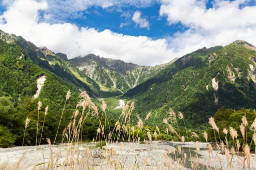 上高地から望む穂高連峰1 上高地から望む穂高連峰1 上高地,飛騨山脈,穂高連峰の写真素材