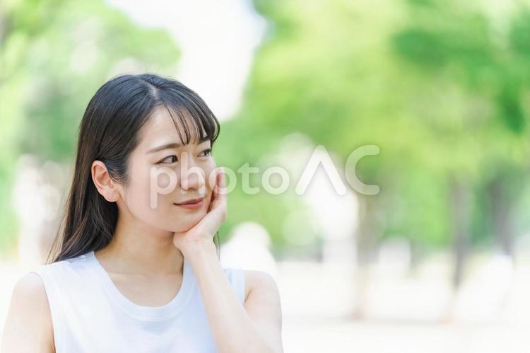 新緑の中にいる小顔の日本人女性（輪郭） フェイスライン,輪郭,美容の写真素材