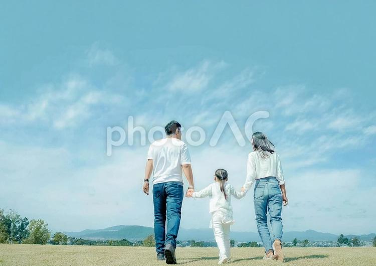 家族の後ろ姿 家族,ファミリー,後ろ姿の写真素材