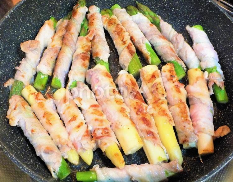 焼き立て　フライパン料理　アスパラ肉巻き 肉巻き,フライパン料理,焼くの写真素材