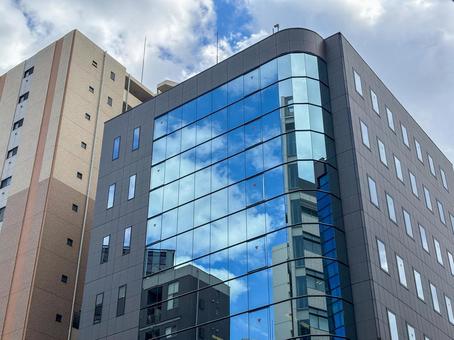 青空の反射するビル ビル,オフィスビル,青空の写真素材