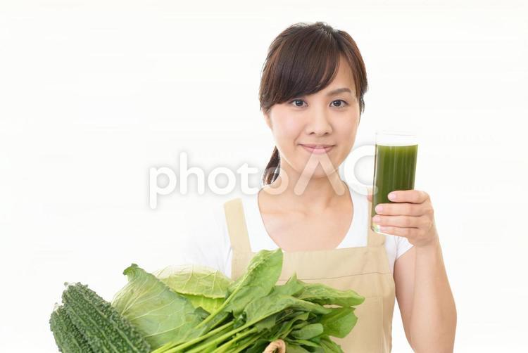 野菜ジュースを持つ笑顔の女性 女性,女,ジュースの写真素材