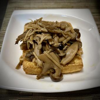 きのこ佃煮と焼き厚揚げ 厚揚げ,茸,旦那飯の写真素材