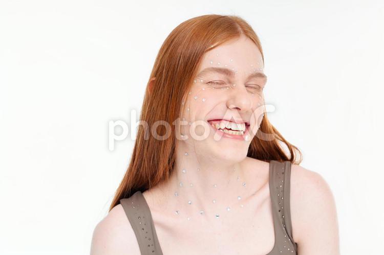 目を瞑り笑う女性 女性,笑う,爆笑の写真素材