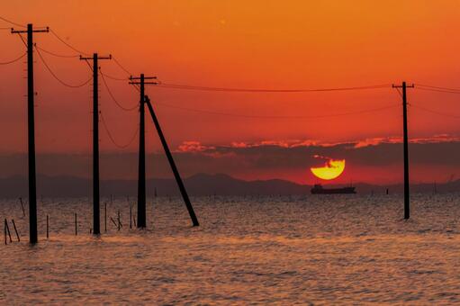 海中電柱 海中電柱,夕陽,夕焼け空の写真素材