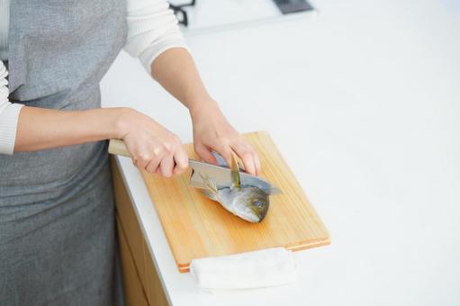 魚の頭を切落そうとしている人の手 魚の頭を切落そうとしている人の手 魚,切る,捌くの写真素材