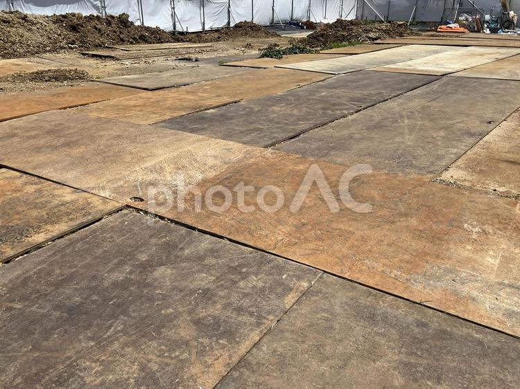 敷板がたくさん敷かれた工事現場 敷板,敷鉄板,建設現場の写真素材