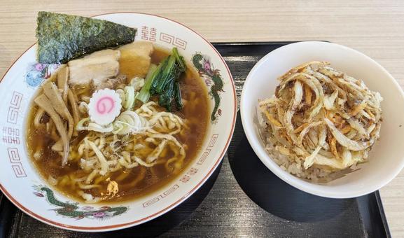 醤油ラーメンとミニかき揚げ丼 ラーメン,醬油ラーメン,かき揚げの写真素材