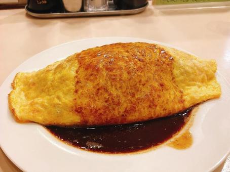 日本、洋食屋のオムライスの写真