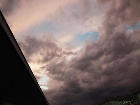 夕闇、風の兆し 夕闇、風の兆し 空,晴れ,雨の写真素材