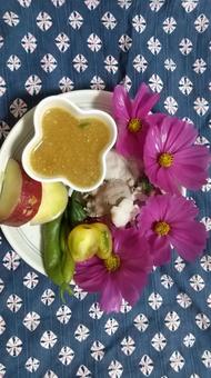 夕食にコスモスの花をトッピング コスモス,夕食,献立の写真素材