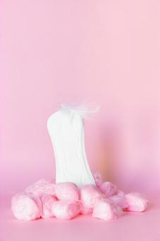 生理用ナプキンと羽根とコットン 生理,月経,生理用品の写真素材