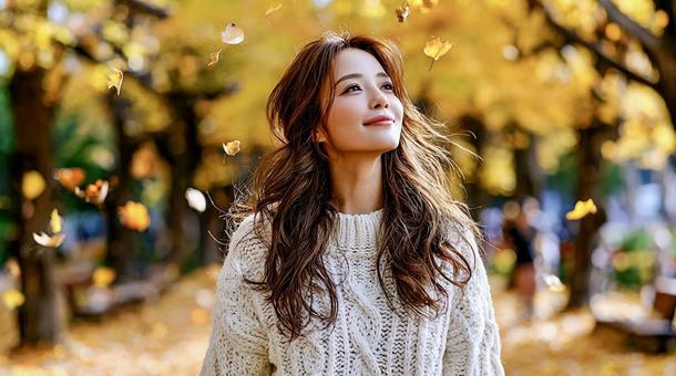 紅葉を背景に微笑む上品な若い女性 紅葉を背景に微笑む上品な若い女性の写真