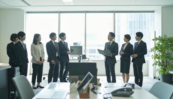 オフィスでの活気ある朝礼 オフィスでの活気ある朝礼の写真