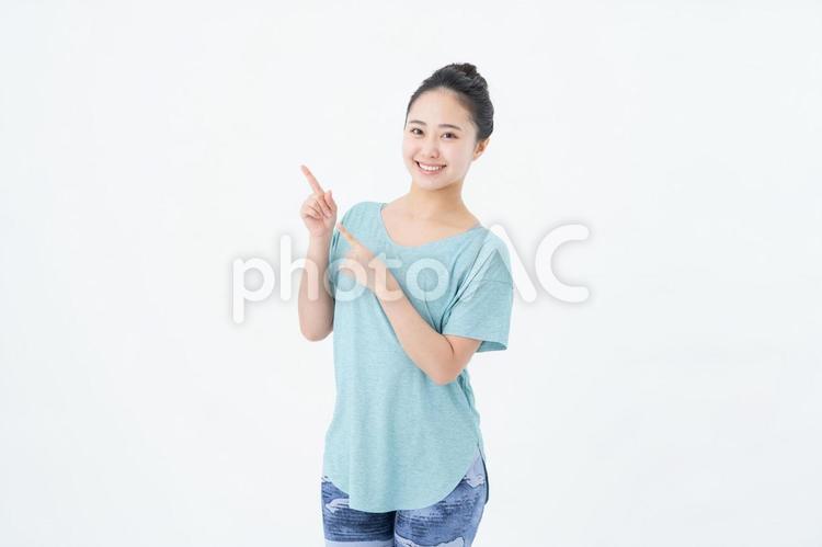 おすすめするヨガウェアの若い女性 ダイエット,指さし,ヨガの写真素材