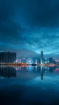 夕暮れ時の都会のスカイラインの写真