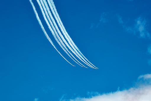 ブルーインパルス　デルタ・ロール　8 入間基地,航空祭,航空自衛隊の写真素材