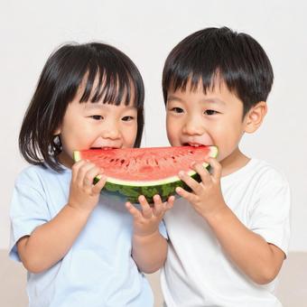 スイカを食べる子供たち スイカを食べる子供たちの写真