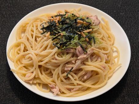 大雪前の昼に自宅で食べたツナスパゲッティ スパゲッティ,ツナ缶,お茶漬け海苔の写真素材