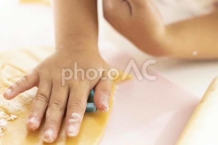 クッキー作りの型抜きをする子供の手元（女 女の子,子供,お菓子作りの写真素材