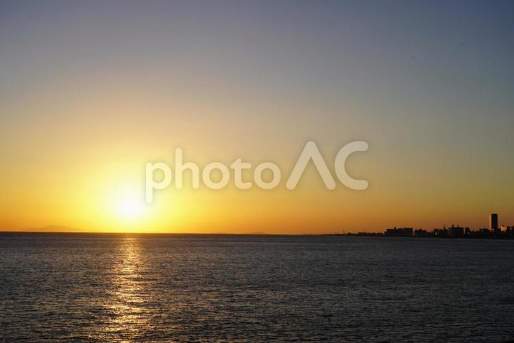 夕日に染まる空と街 夕焼け,夕暮れ,日没の写真素材